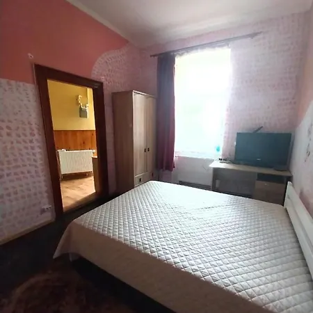1 ком на олены степанивны ,парковка *