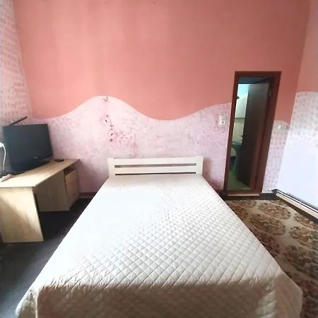 1 ком на олены степанивны ,парковка