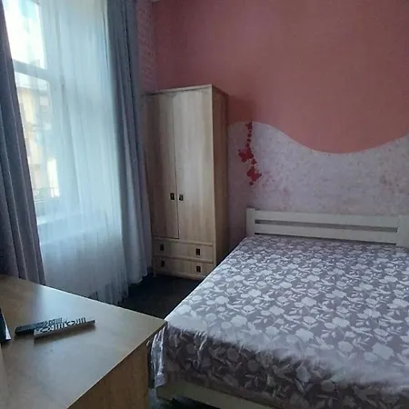 1 ком на олены степанивны ,парковка