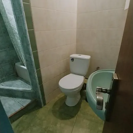 1 кім на олени степанівни між жд і оперним театром є парковка для авто Daire *