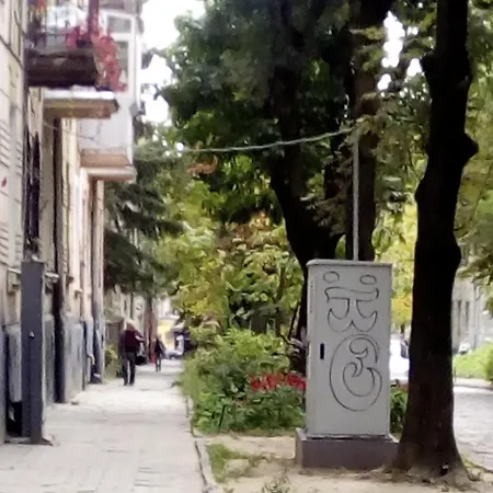 1 кім на олени степанівни між жд і оперним театром є парковка для авто Lvov