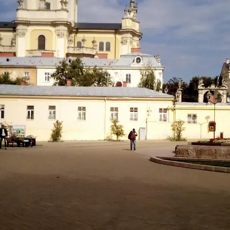 1 ком на олены степанивны ,парковка *