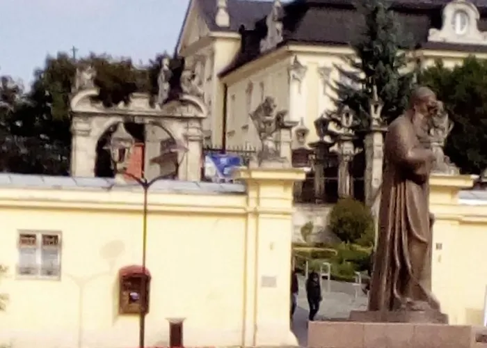 1 ком на олены степанивны ,парковка