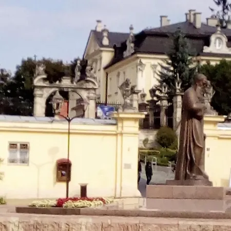 1 кім на олени степанівни між жд і оперним театром є парковка для авто